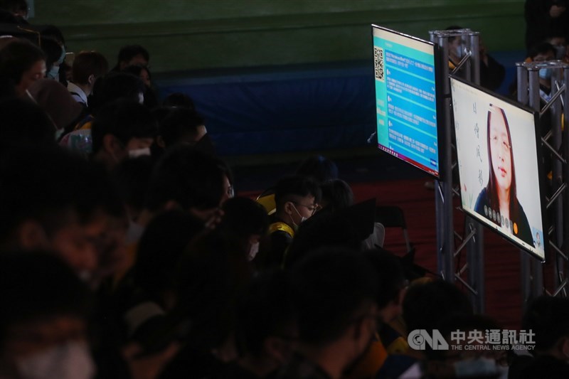 台灣科技大學6日舉行畢業典禮,特別邀請行政院政務委員唐鳳透過視訊回答學生提問,唐鳳線上分享自身經歷與畢業生互動,勉勵畢業生。中央社記者裴禛攝 109年6月6日