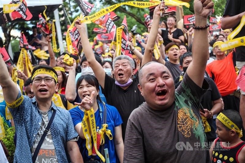 高雄市長韓國瑜罷免案結果底定,確定遭罷免,6日傍晚罷韓總部外群眾熱情歡呼,開心揮舞手中旗幟、黃絲帶,罷韓成功的喜悅藏不住。中央社記者吳家昇攝 109年6月6日