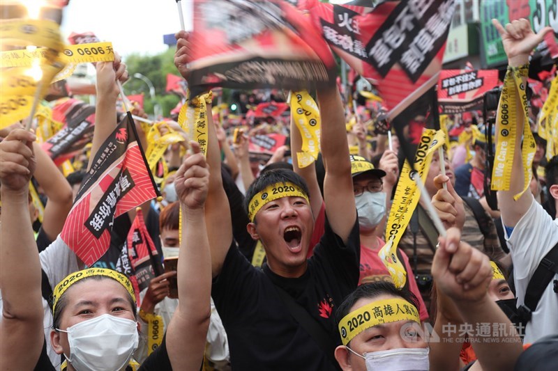 台灣自治史上首次直轄市長罷免案6日傍晚結果揭曉,高雄市長韓國瑜確定遭到罷免,罷韓總部外群眾氣氛激昂,歡聲雷動。中央社記者吳家昇攝 109年6月6日