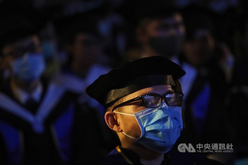台科大6日在體育館舉行畢業典禮,由於在室內舉辦,校方規定畢業生等出席人員進入會場須戴上口罩。中央社記者裴禛攝 109年6月6日