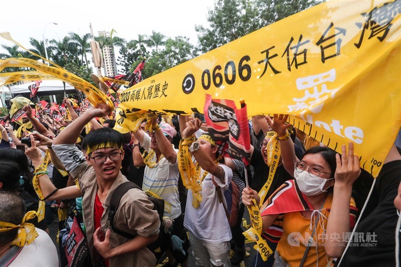 高雄市長韓國瑜確定遭到罷免,罷韓總部外6日傍晚群情激昂,民眾開心拉起民主黃絲帶並熱情歡呼。中央社記者吳家昇攝 109年6月6日