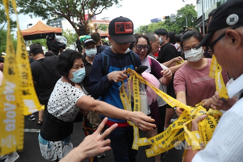 高雄市長韓國瑜罷免案6日下午4時投票截止,開票作業正在進行,罷韓總部前架起舞台邀民眾一起關心開票進度,不少民眾到場參與,並搶領黃絲帶。中央社記者吳家昇攝 109年6月6日