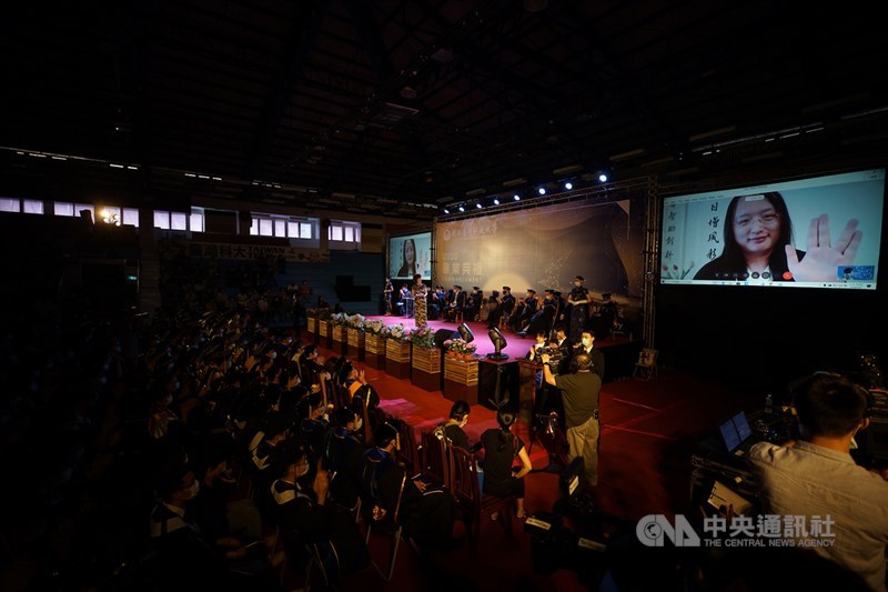 台灣科技大學6日舉行畢業典禮,邀請行政院政務委員唐鳳透過視訊與畢業生互動,開放學生線上提問,由唐鳳親自解答。中央社記者裴禛攝 109年6月6日