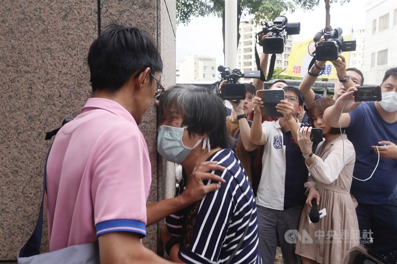 高雄市長韓國瑜罷免案6日投開票,傍晚票數已達門檻、確定遭罷免,有韓國瑜支持者在國民黨高雄市黨部外難掩傷心,崩潰痛哭。中央社記者董俊志攝 109年6月6日