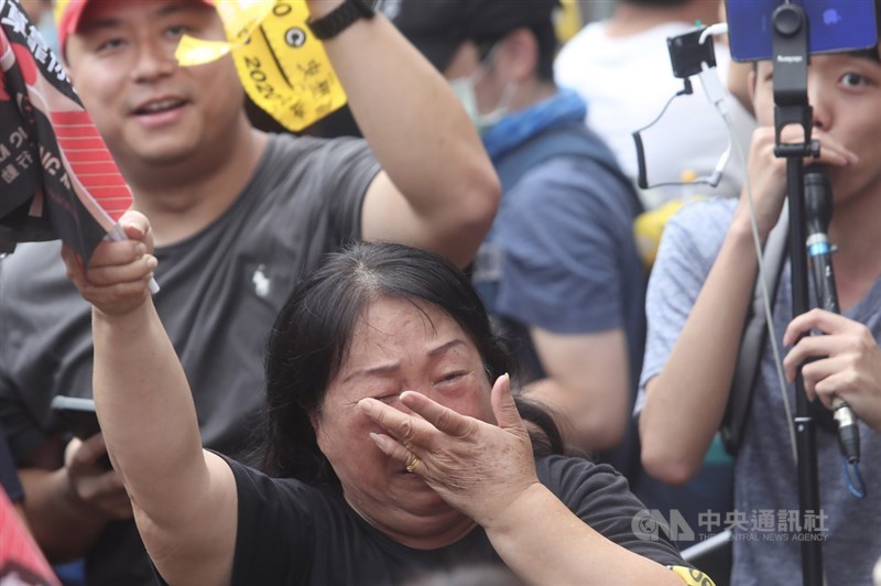 高雄市長韓國瑜罷免案6日投開票,傍晚5時許確定同意票數已達門檻,罷韓成功,罷韓總部外群情激昂,有民眾獲知結果底定後,忍不住落淚。中央社記者吳家昇攝 109年6月6日