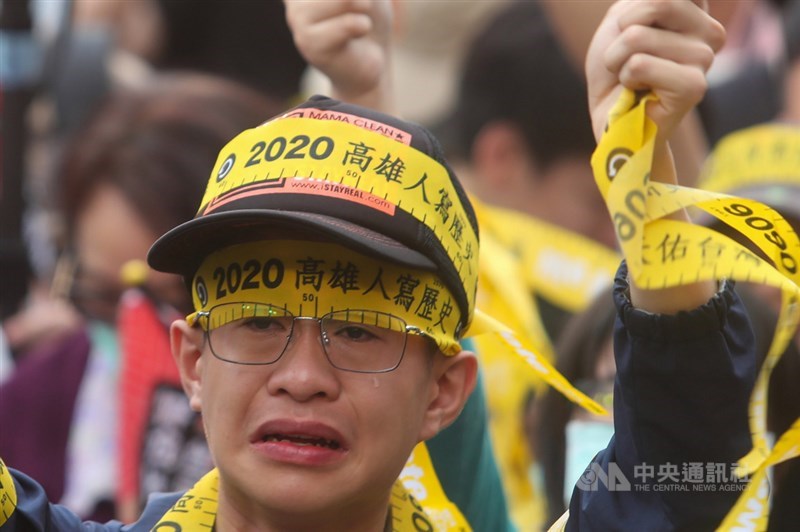 高雄市長韓國瑜罷免案6日投開票,傍晚5時許同意票數已逾57萬4996票門檻,且持續成長。罷韓總部外民眾在罷韓確定成功後,忍不住激動落淚。中央社記者吳家昇攝 109年6月6日