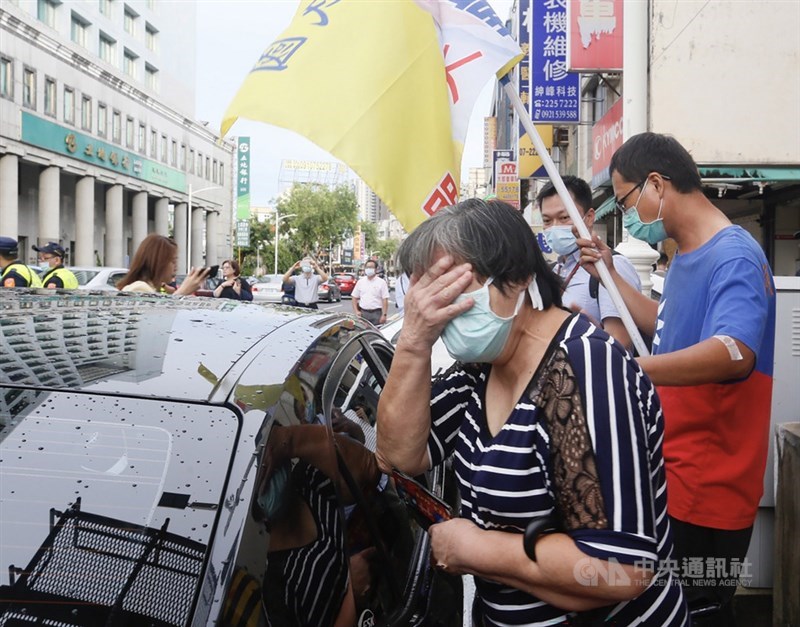 高雄市長韓國瑜罷免案6日投開票,傍晚開票尚未落幕,但已確定罷韓成功,國民黨高雄市黨部外韓國瑜支持者獲知結果,傷心落淚。中央社記者董俊志攝 109年6月6日