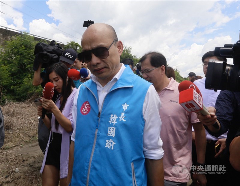 高雄市第3屆市長罷免案投開票6日舉行,高雄市長韓國瑜(前)一早前往美濃、旗山地區視察木瓜等遲滯性農損情形,並表示對於投票結果完全尊重。中央社記者董俊志攝 109年6月6日