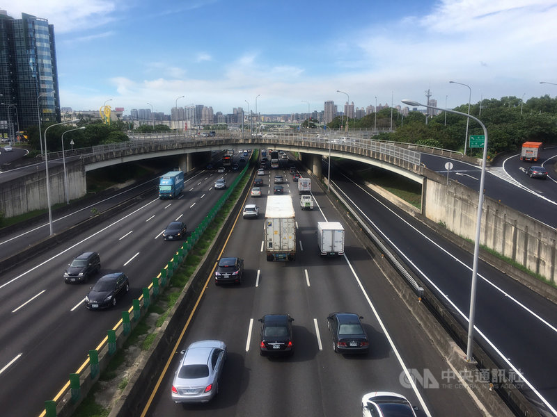 新竹市政府表示,國道1號五楊高架南延案,去年底經行政院完成可行性評估後,今年5月再核定通過,完工後台北至新竹預計只需45分鐘。圖為國道1號新竹段。(新竹市政府提供)中央社記者魯鋼駿傳真 109年6月7日