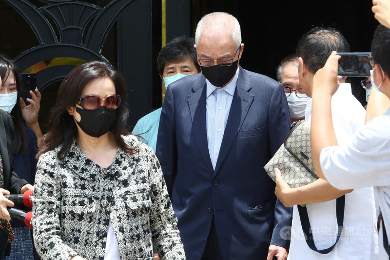 高雄市議會議長許崑源6日墜樓身亡，前國民黨主席吳敦義（中）7日到許家慰問家屬。中央社記者王騰毅攝　109年6月7日
