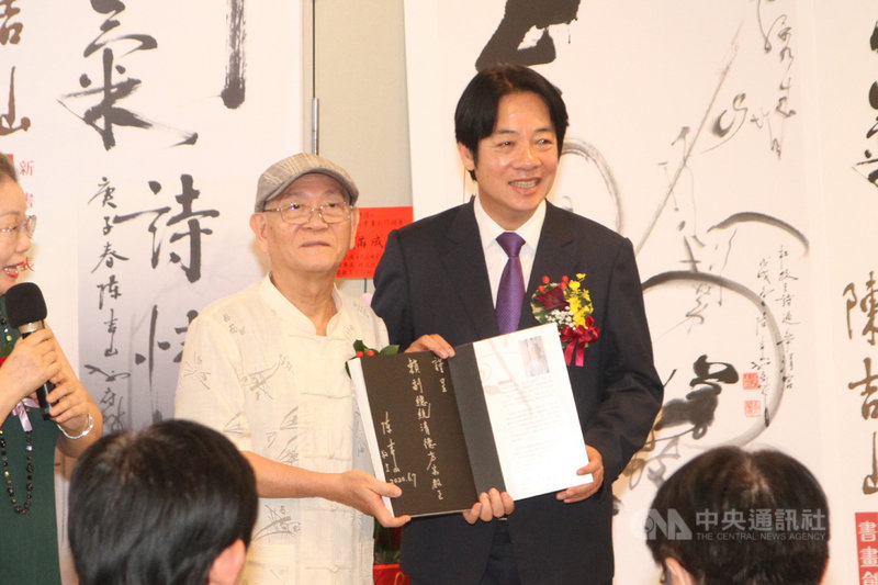 書法家陳吉山(左)7日在台南市舉辦書畫作品集新書「劍氣詩情」發表會,副總統賴清德(右)出席致意。中央社記者楊思瑞攝 109年6月7日