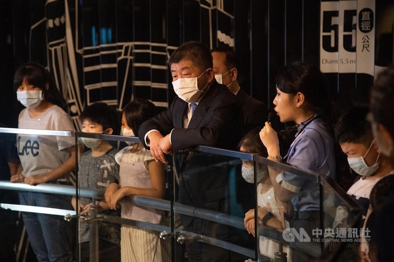 台灣7日正式迎來解封日,衛福部長陳時中(中)解封首站選在台北101觀景台,與小朋友們一同參觀並聽取風阻尼器解說。中央社記者林俊耀攝 109年6月7日