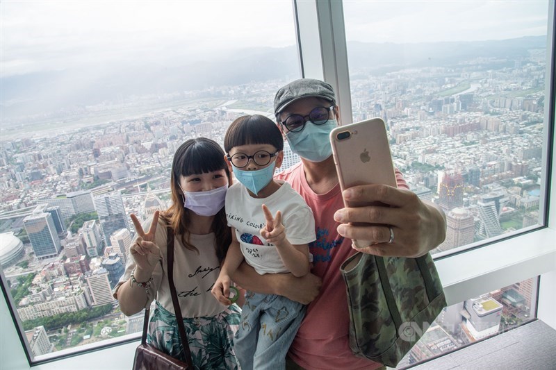 台灣7日正式迎來解封日,民眾進入防疫新生活,預期國內旅遊將迎來人潮與商機。圖為台北101觀景台民眾自拍合影。中央社記者林俊耀攝 109年6月7日