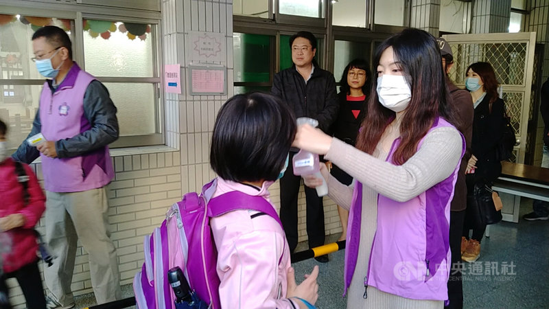 基隆市政府7日宣布,8日起解除進出校園戴口罩禁令,但仍維持量測額溫。圖為2月25日基隆市長林右昌(後中)視察建德國小防疫情形。中央社記者王朝鈺攝 109年6月7日