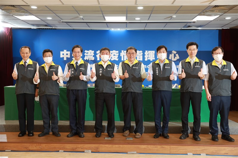 中央流行疫情指揮中心6日下午邀請專家諮詢小組成員分享防疫心情。圖左起為專家諮詢小組委員方啟泰、疫情監測組組長周志浩、專家諮詢小組召集人張上淳、指揮官陳時中、專家諮詢小組委員李秉穎、副指揮官陳宗彥、專家諮詢小組委員陽光耀、發言人莊人祥。(中央流行疫情指揮中心)