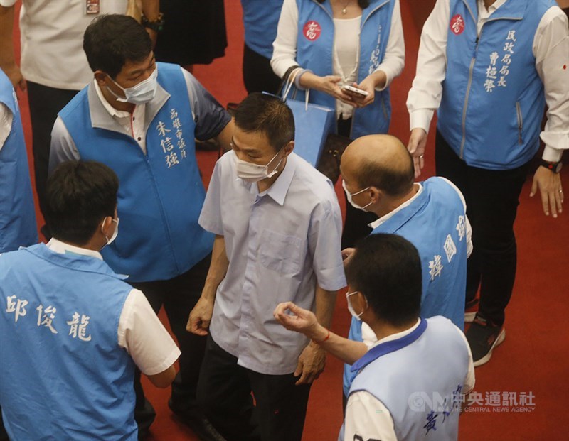 國民黨籍高雄市議會議長許崑源(中)一向支持高雄市長韓國瑜(2排右),6日韓國瑜確定遭罷免後,晚間傳出許崑源於住家大樓墜樓身亡,各界震驚。圖為許崑源109年5月間現身抱病現身議會,與韓國瑜互動。中央社記者董俊志攝 109年6月6日