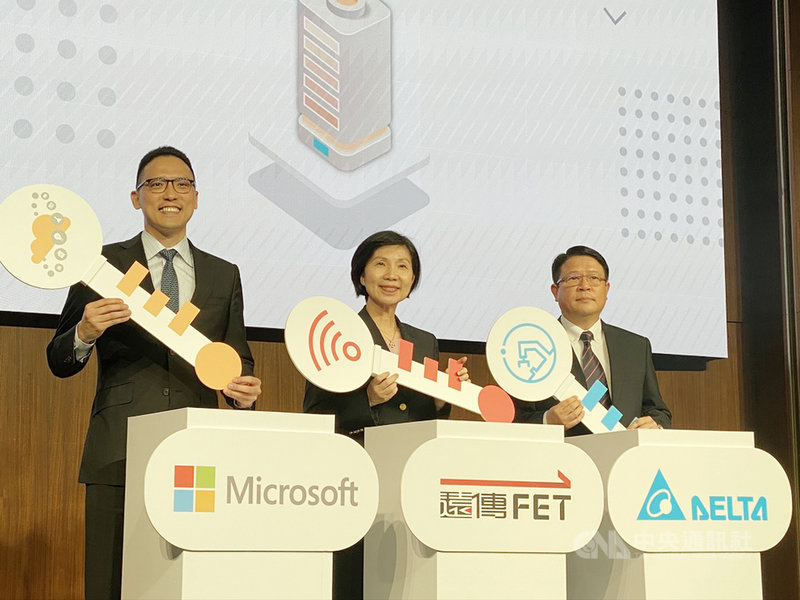 台灣微軟總經理孫基康(左)、遠傳電信總經理井琪(中)、台達電資深副總裁暨資通訊基礎設施事業群總經理鄭安(右)8日出席記者會,宣布共同打造全國第一個5G智慧工廠。中央社記者吳家豪攝 109年6月8日