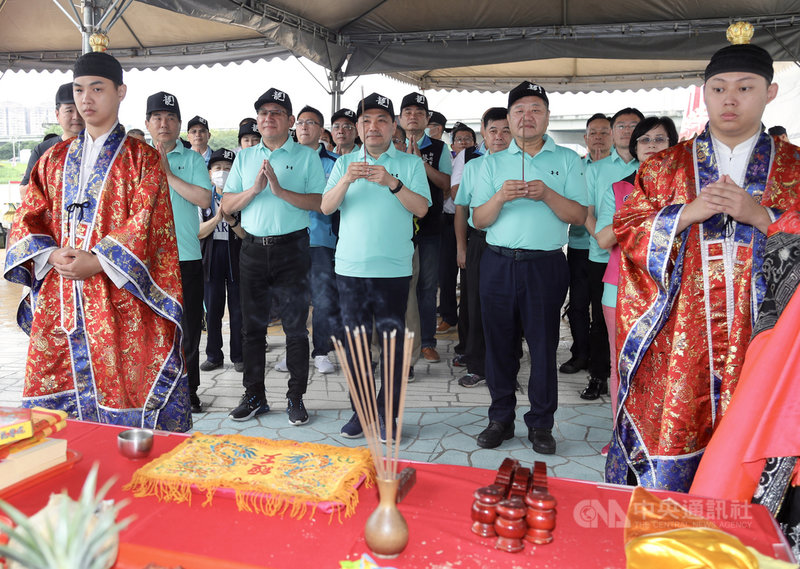 新北市長侯友宜(前中)8日出席新北市議長盃第10屆龍舟錦標賽祭江祈福儀式,祈求龍舟賽事平安順利。中央社記者張皓安攝 109年6月8日