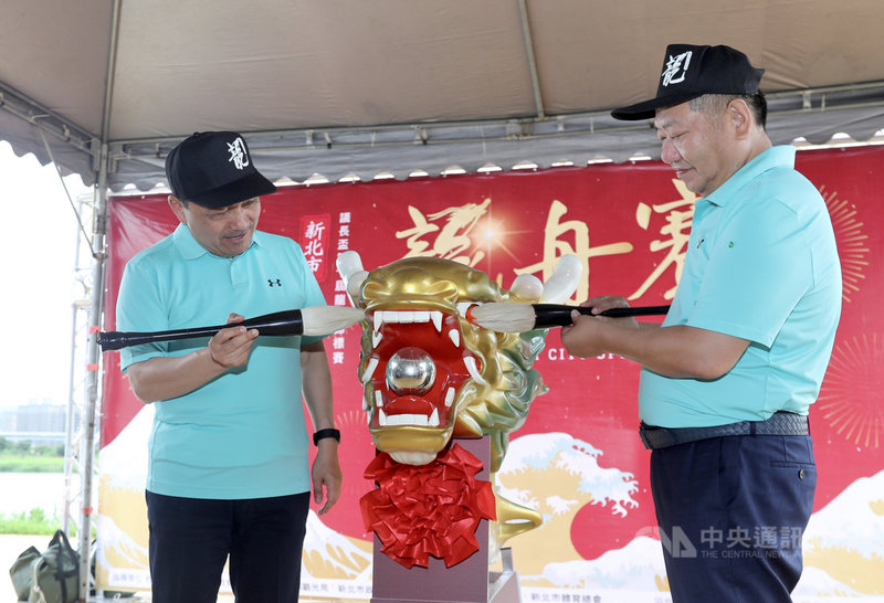 新北市長侯友宜(左)8日出席新北市議長盃龍舟錦標賽點睛記者會,與新北市議會議長蔣根煌(右)一同為龍舟開光點睛,祈求賽事平安。中央社記者張皓安攝 109年6月8日