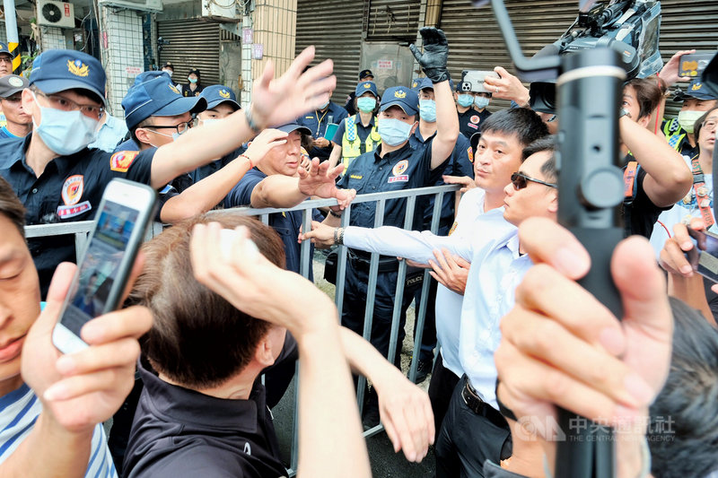 高雄市議會議長許崑源6日晚間墜樓身亡,民進黨桃園市議員王浩宇在臉書貼出「力挺韓國瑜!高雄市議長許崑源晚間墜樓身亡」引發韓粉不滿,8日韓粉集結王浩宇服務處抗議,朝服務處丟擲雞蛋、撒冥紙,現場一片混亂。中央社記者吳睿騏桃園攝 109年6月8日