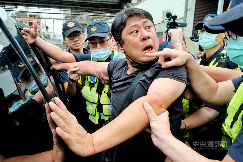 民進黨桃園市議員王浩宇在臉書貼出高雄市議長許崑源訊息,部分用字引發韓粉不滿。韓粉8日前往王浩宇服務處抗議,現場一度發生推擠,警方立即採取行動,並逮捕挺韓五虎將之一的「杏仁哥」吳育仁(前中)。中央社記者吳睿騏桃園攝 109年6月8日