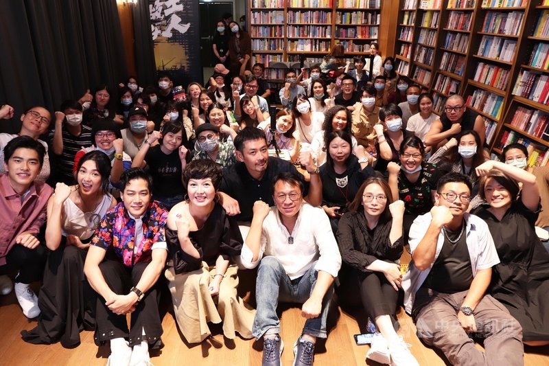 台劇「做工的人」主創團隊與粉絲一起看大結局,製作人林昱伶(前右3)率編劇洪茲盈(前右)、原著作家林立青(前右2),以及主要演員曾敬驊(前左起)、曾珮瑜、薛仕凌、苗可麗、柯叔元與游安順現身座談,與觀眾面對面分享。(大慕影藝提供)中央社記者葉冠吟傳真 109年6月8日