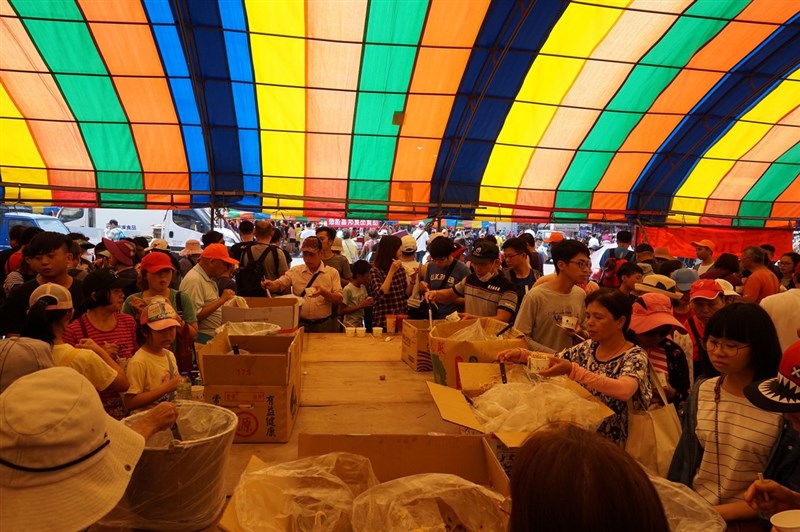 大甲鎮瀾宮媽祖11日起駕遶境,遶境行程長達340公里,往年許多信徒會沿途設置點心站,提供隨行香客食用,2020年因應疫情,飲食的防疫作為備受關注。圖為往年點心站盛況。(中央社檔案照片)