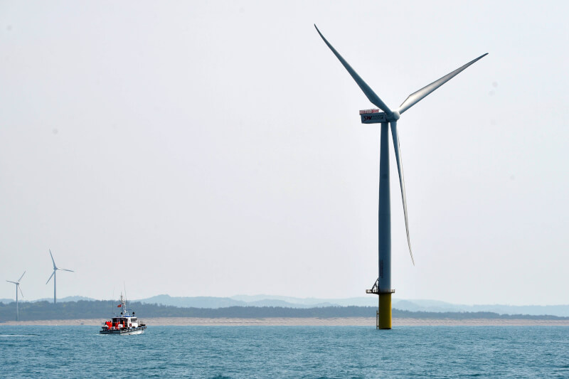 日商捷熱能源（JERA）將出售在台所持44%海鼎離岸風電計畫股權。圖為聳立於海中的離岸風機。（中央社檔案照片）