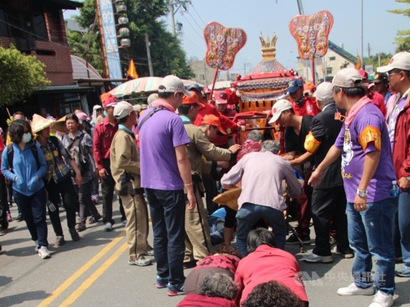 鎮瀾宮宣布大甲媽祖遶境11日起駕,隊伍往返將行經彰化縣,彰化縣警察局緊急召開勤務會議,會中討論達成不禁止鑽轎底共識。(中央社檔案照片)