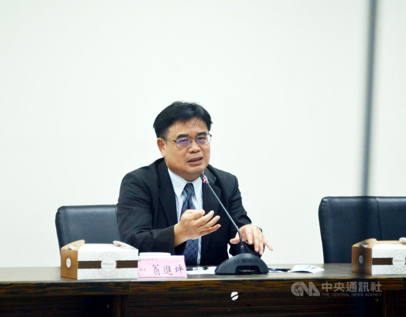國立澎湖科技大學校長翁進坪等人8日配合世界海洋日,發表近半年來的海洋資源調查成果,希望縣府未來能禁止珊瑚礁魚類與抱卵母蟹的採捕與販售,讓海洋資源保育得以永續。中央社 109年6月8日