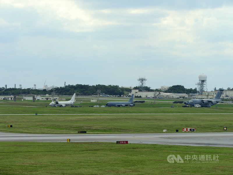 美軍1架C-40A「快船」運輸機9日上午從日本沖繩起飛,罕見自基隆穿越台灣領空,從台南外海離去。圖為美軍C-40運輸機(左)在沖繩美空軍嘉手納基地起飛前整備的檔案照片。C-17運輸機(右)以及KC-135空中加油機(中)同時在飛行線上。中央社記者郭無患攝 109年6月9日