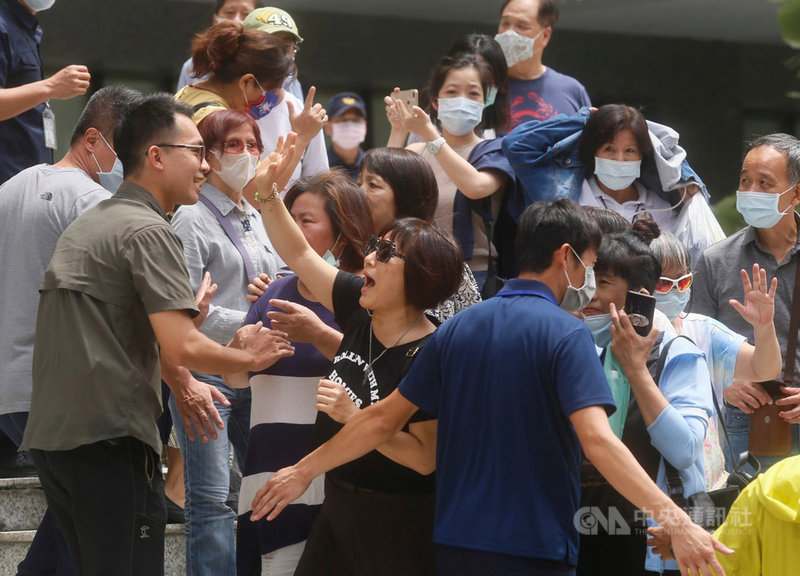 遭罷免的高雄市長韓國瑜9日上午在高市府四維行政中心主持任內最後一次市政會議,並與市府團隊在市府大門前合影拍「畢業照」,許多支持者特地趕到四維行政中心熱情為韓國瑜加油。中央社記者董俊志攝 109年6月9日