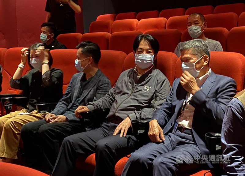 台灣武漢肺炎疫情趨緩,7日起全台大解封,電影「蚵豐村」為解封後首檔上映的國片,9日晚間副總統賴清德(前右2)與文化部長李永得(前右)等人都進場觀賞,支持國片。中央社記者陳秉弘攝 109年6月9日