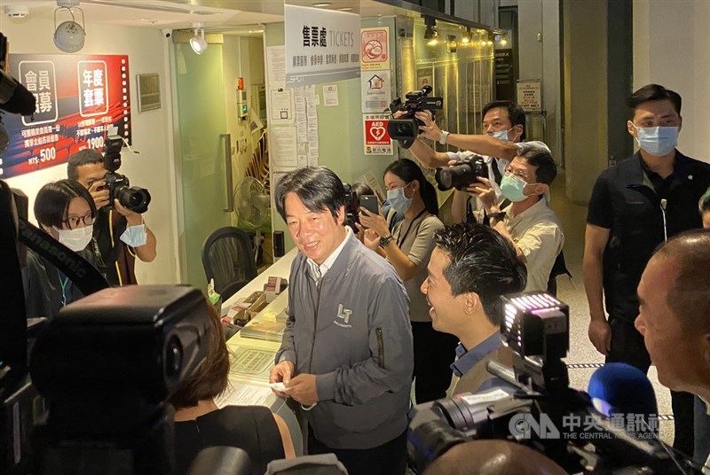 武漢肺炎疫情趨緩,全台大解封,副總統賴清德(中)9日晚間也開心體驗防疫新生活,到台北光點華山電影館支持國片蚵豐村。中央社記者陳秉弘攝 109年6月9日