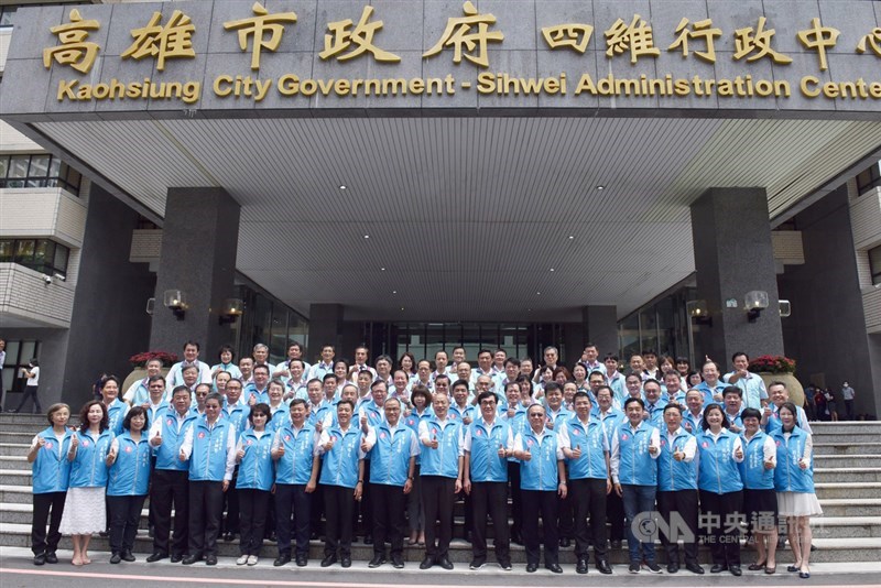 遭罷免的高雄市長韓國瑜(前中)9日上午主持任內最後一次市政會議後,與市府團隊在市府大門前合影拍「畢業照」。中央社記者董俊志攝 109年6月9日