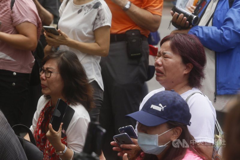 遭罷免的高雄市長韓國瑜9日上午在高市府四維行政中心主持任內最後一次市政會議,並與市府團隊合影拍「畢業照」,許多支持者到場為韓國瑜加油,還有人不捨激動落淚。中央社記者董俊志攝 109年6月9日