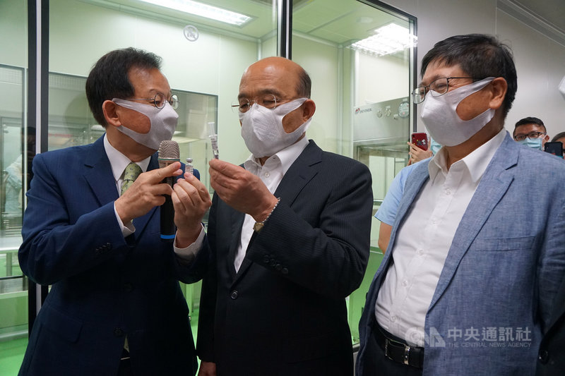 行政院長蘇貞昌(中)9日視察位於新竹的高端疫苗生物製劑股份有限公司,與新竹縣長楊文科(右)一起聽取公司總經理陳燦堅(左)簡介,了解武漢肺炎疫苗研發進度。中央社記者郭宣彣攝 109年6月9日