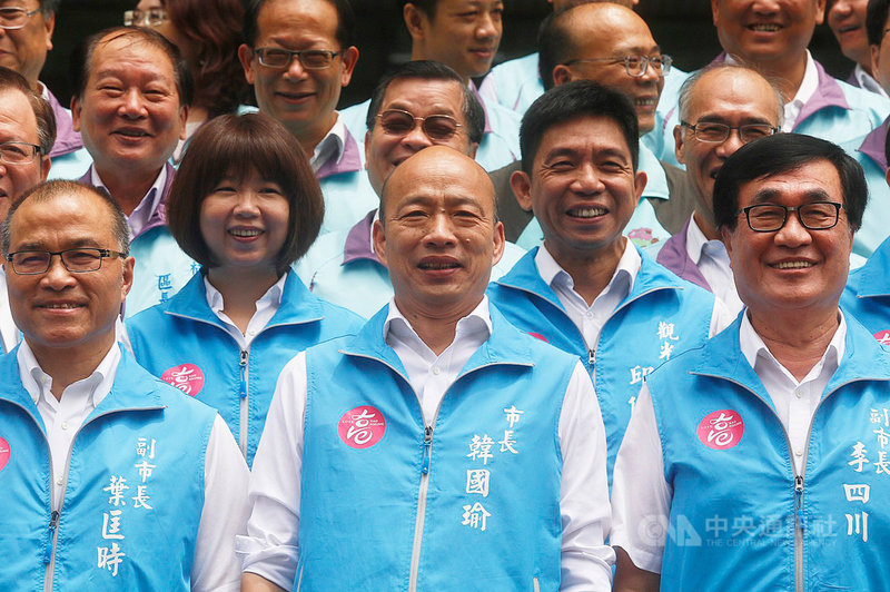 遭罷免的高雄市長韓國瑜(前中)9日主持任內最後一次市政會議,並與市府團隊合影拍「畢業照」,攝影師要大家笑一個,韓國瑜脫口「笑不出來」,緩解現場凝重氣氛。中央社記者董俊志攝 109年6月9日