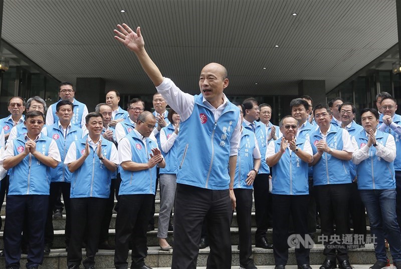 遭罷免的高雄市長韓國瑜(前中)9日上午在四維行政中心主持任內最後一次市政會議後,與團隊在市府大門前拍攝「畢業照」,頻頻揮手向支持者致意。中央社記者董俊志攝 109年6月9日