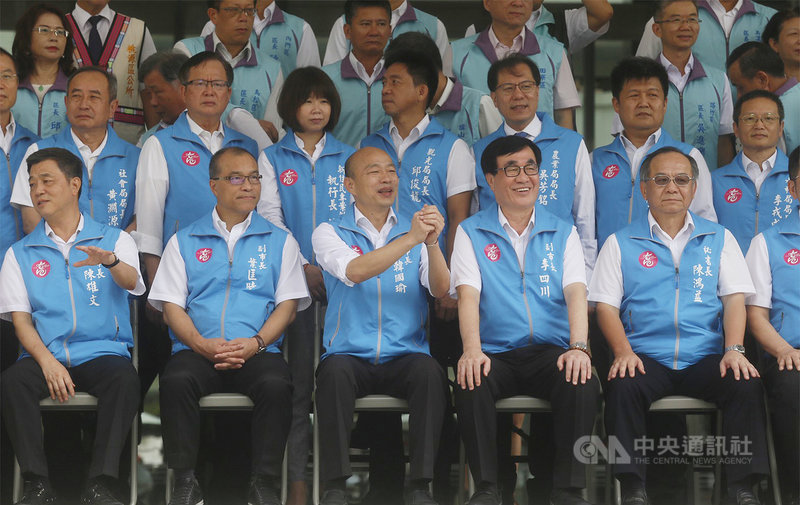 遭罷免的高雄市長韓國瑜(前中)9日上午在市府四維行政中心主持任內最後一次市政會議,會議結束後,韓國瑜跟與會局處首長在市府大門前合影,留下「畢業照」。中央社記者董俊志攝 109年6月9日
