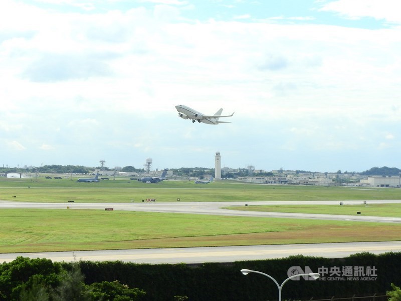 美軍1架C-40A「快船」運輸機9日上午罕見自基隆穿越台灣領空。圖為美軍C-40運輸機從沖繩美軍嘉手納空軍基地起飛的檔案照片。中央社記者郭無患攝 109年6月9日