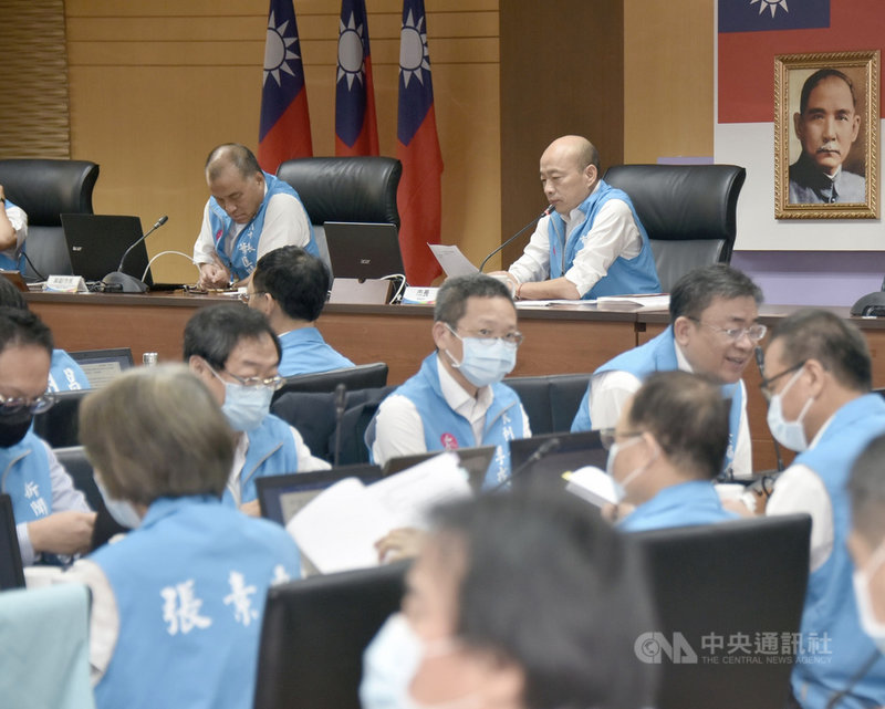 罷韓過關後,高雄市長韓國瑜(後右)9日在四維行政中心主持任內最後一次市政會議,包括一級局處首長與區長都出席,韓國瑜表示,「來是偶然,離開是必然」,回首來時路,做些什麼事才最重要。中央社記者董俊志攝 109年6月9日