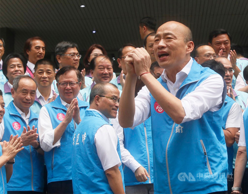 遭罷免的高雄市長韓國瑜(前右)9日上午在四維行政中心主持任內最後一次市政會議,並與團隊在市府大門前拍攝「畢業照」,現場離情依依;拍攝結束,韓國瑜拱手向團隊與現場支持者感謝致意。中央社記者董俊志攝 109年6月9日