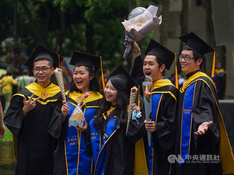 勞動部為協助應屆畢業生就業推出6項協助措施,若29歲以下的應屆畢業生2020年進入特定產業並穩定就業,最高可獲得新台幣13萬8000元的獎勵。圖為台科大畢業生開心合影。(中央社檔案照片)