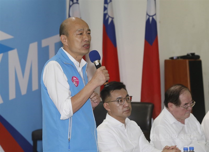 高雄市長韓國瑜(左)10日出席國民黨在高雄舉行的行動中常會時表示,被罷免是市民對他和團隊的否定,與國民黨主席江啟臣(右2)、黨秘書長李乾龍(右)和國民黨都無關。中央社記者董俊志攝 109年6月10日