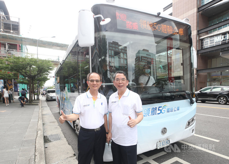 中華電信10日在台北市信義區正式對外開箱5G體驗公車,中華電信執行副總林國豐(右)與中華電信行動分公司總經理陳明仕(左)搶先體驗。中央社記者張新偉攝 109年6月10日