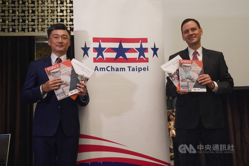 台北市美國商會會長金奇偉(C.W. Chin)(左)與台北市美國商會執行長傅維廉(William Foreman)(右)10日在台北,出席「2020台灣白皮書」發表會。中央社記者徐肇昌攝 109年6月10日