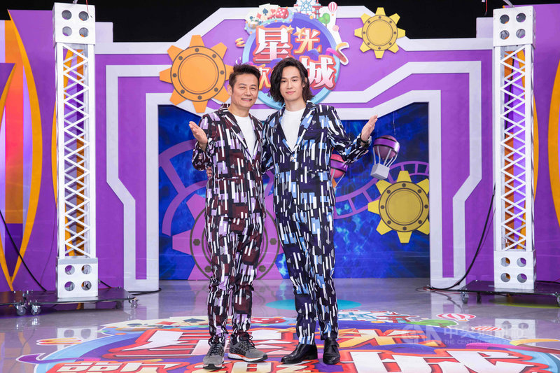 資深藝人徐乃麟(左)10日攜手兒子徐新洋(右)主持節目「星光歡樂城」,父子倆首次搭檔,徐乃麟母雞帶小雞傳承經驗。(狼谷娛樂提供)中央社記者葉冠吟傳真 109年6月10日