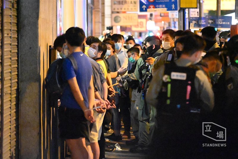 香港「反送中」百萬人大遊行一週年,9日晚間有大批港人在中環聚集,多人遭警察拘捕。(立場新聞提供)