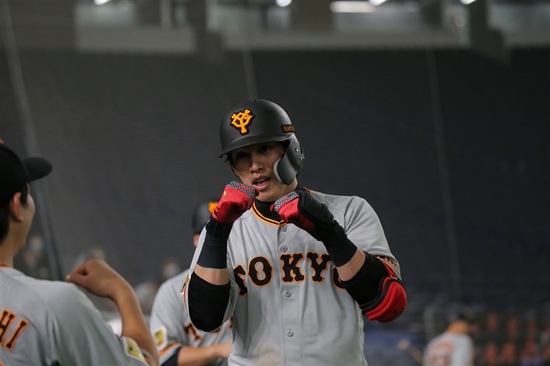 日本職棒讀賣巨人隊的陽岱鋼10日沒有先發、替補上場,不過9局上轟出追平2分全壘打(圖取自twitter.com/TokyoGiants)